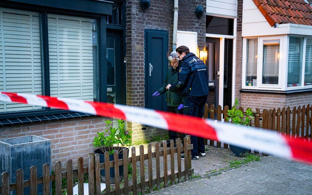 Politie doet onderzoek na een explosie bij een woning in Hellevoetsluis. De plaats ligt zo'n 40 kilometer van Rotterdam, waar in de afgelopen tijd opvallend veel explosies plaatsvonden. beeld ANP MEDIATV