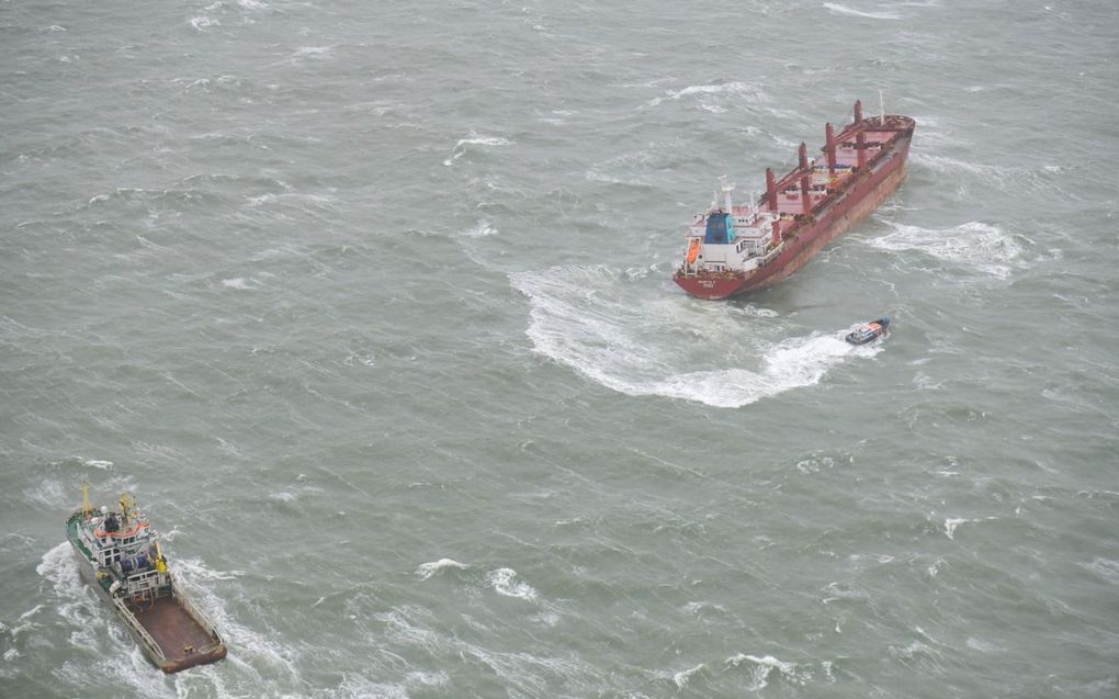 Het vrachtschip Julietta D raakt op 31 januari tijdens storm Corrie stuurloos en drijft een windpark in aanbouw binnen.  beeld ANP, Martens Multimedia