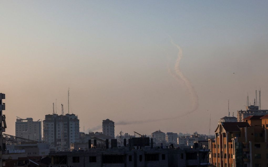 Een raket vliegt van Gaza naar Israel. beeld AFP, MOHAMMED ABED