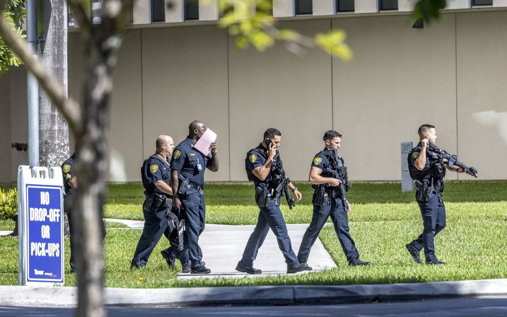 Politieagenten na een valse melding van een schietpartij op de Florida International University in Miami, dinsdag. beeld EPA, Cristobal Herrera-Ulashkevich