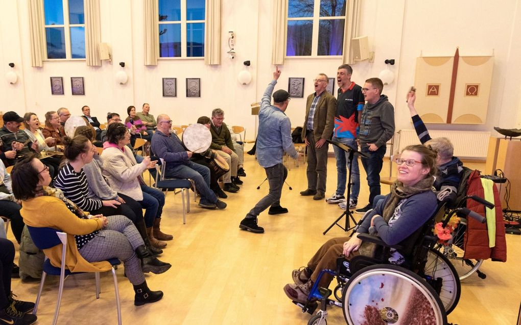 Onder de bezielende leiding van dirigent Efron Nitrauw wordt er enthousiast gezongen op het koor De Regenboog uit Heerde. beeld RD, Anton Dommerholt