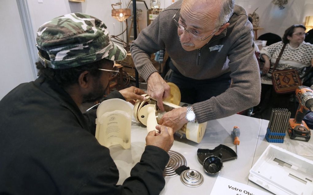 Repair Café. beeld AFP, Patrick Kovarik