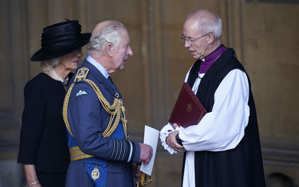 Koning Charles en koningin Camilla praten kort na met aartsbisschop Welby na een bijeenkomst in 2022. beeld AFP, Danny Lawson