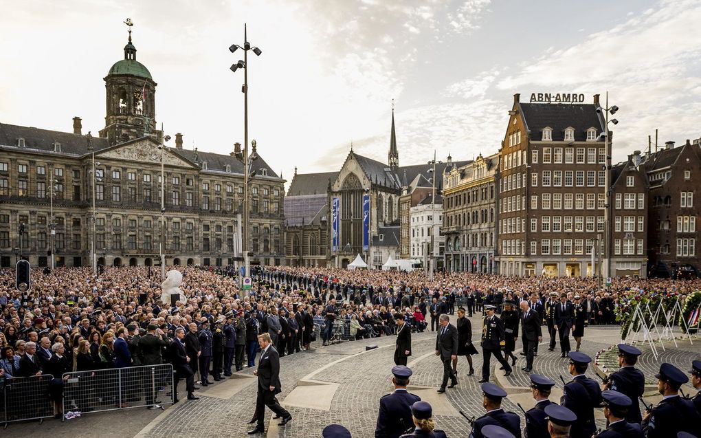 Koning Willem-Alexander en koningin Maxima openen het defile tijdens de Nationale Dodenherdenking op de Dam. beeld ANP, Remko de Waal