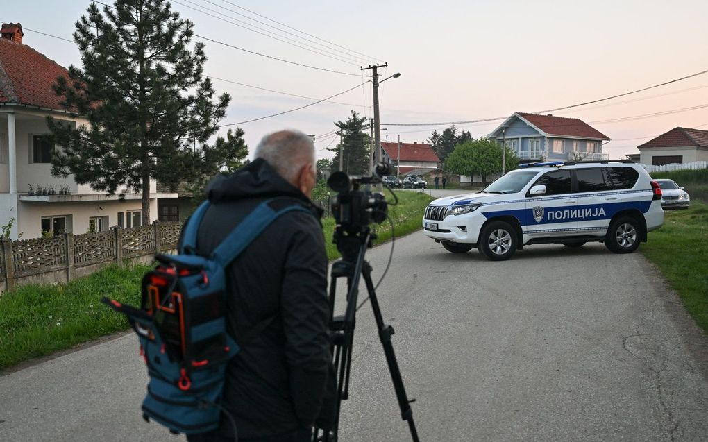 Politie heeft een straat afgezet in Dubona om onderzoek te doen naar de schietpartij. beeld AFP, ANDREJ ISAKOVIC