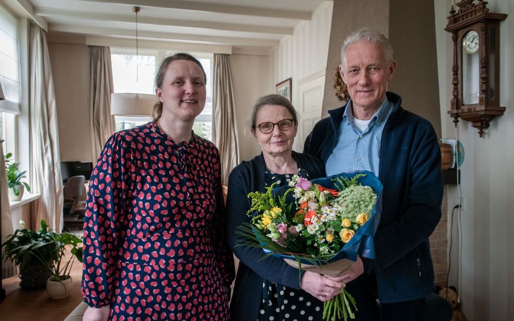 Willemien Meijer (r.) geeft haar ouders Sander en Marja Nieuwenhuis een bos bloemen. „Na deze heftige tijd verdienen ze dit echt.” beeld Ronald Bakker