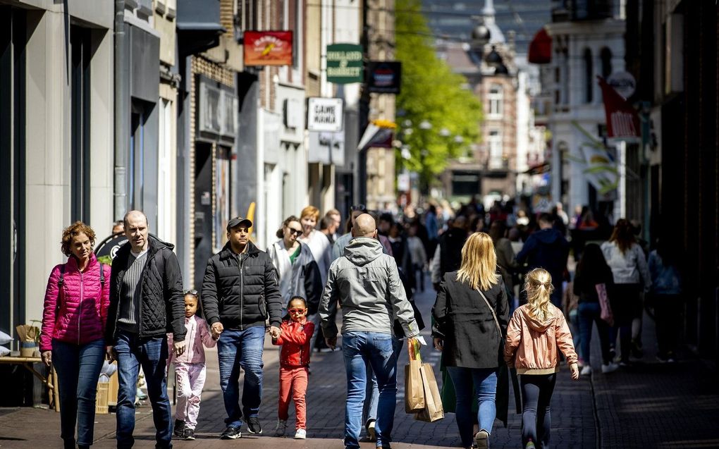 Winkelend publiek in de Haagse binnenstad. beeld ANP, Koen van Weel