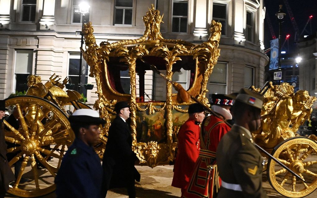 De kroningsprocessie baant zich een weg naar Admiralty Arch tijdens de repetitie voor de kroning van koning Charles III in Londen. beeld EPA, Andy Rain