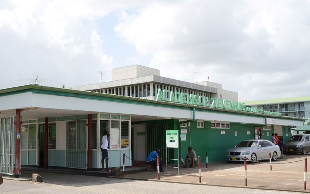 Het Academisch Ziekenhuis in de Surinaamse hoofdstad Paramaribo. beeld Armand Snijders