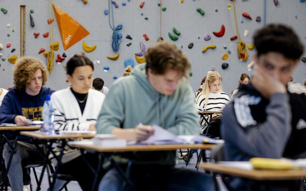 Scholieren buigen zich over hun eindexamen. De centrale examens starten dit jaar op donderdag 11 mei. beeld ANP, Robin van Lonkhuijsen