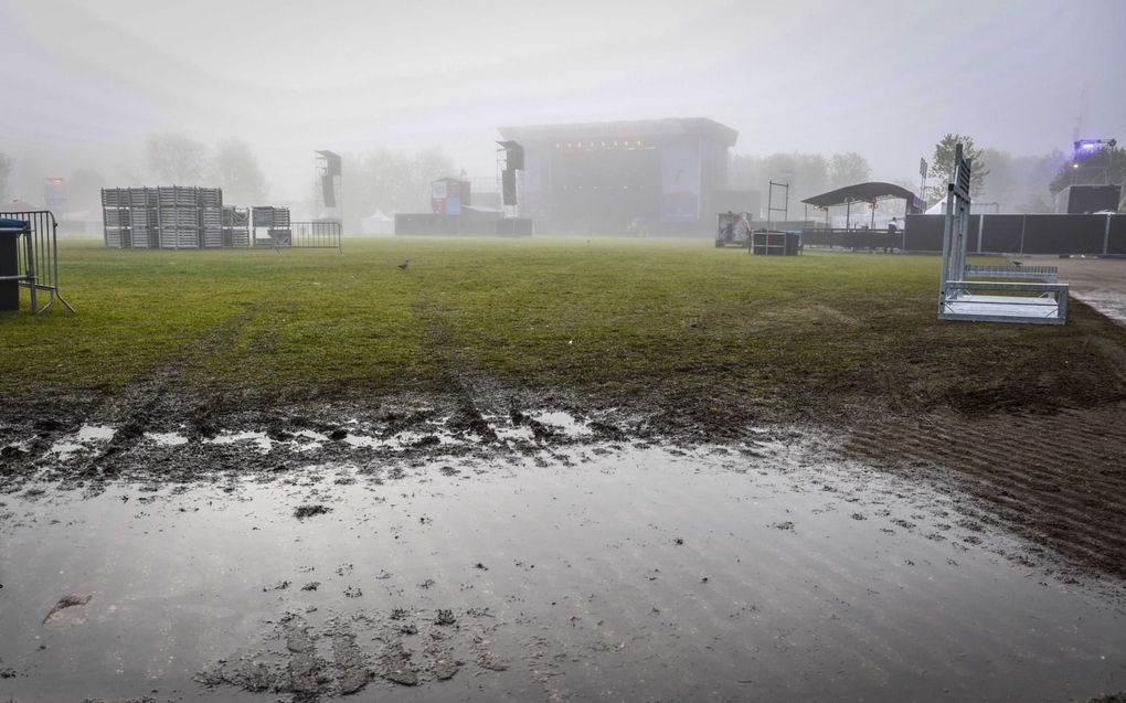 Een ondergelopen terrein zaterdag in Zwolle. Vrijdag werd hier een Bevrijdingsfestival stilgelegd wegens regenval. Ook zaterdag en zondag regende het veel. beeld ANP, Vincent Jannink