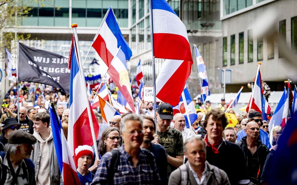 „Vertrouwen in de overheid is cruciaal, zeker met een actieve en aanwezige overheid als in onze tijd. Vanzelfsprekend is het niet en daar lopen we de laatste tijd hard tegenaan.” Foto: leden van de vrijheidsbeweging Samen voor Nederland demonstreren op de Koekamp in Den Haag. beeld ANP, Robin Utrecht