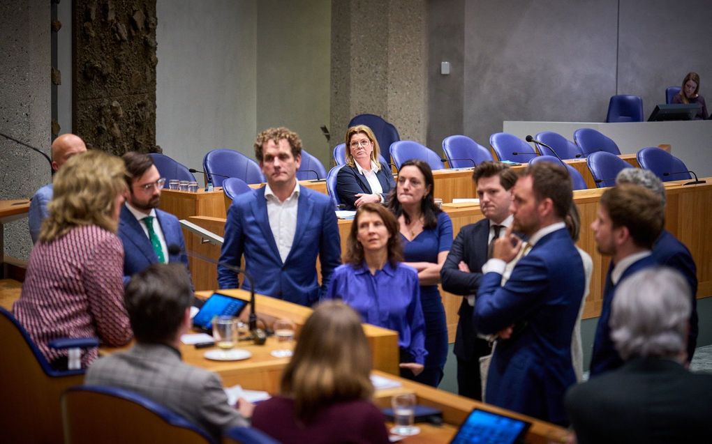 Kamerleden in overleg met voorzitter Vera Bergkamp. Slechts een kwart van de Nederlandse burgers heeft nog vertrouwen in de Tweede Kamer, blijkt uit onderzoek van het CBS.  beeld ANP, PHIL NIJHUIS