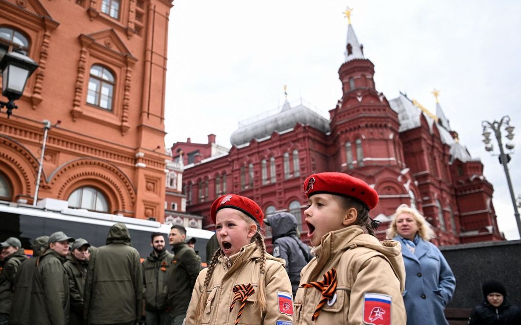 Kinderen zingen een patriottisch lied op het Manezjnajaplein in Moskou aan de vooravond van de 78e verjaardag van het einde van de Tweede Wereldoorlog. beeld AFP, Kirill KUDRYAVTSEV