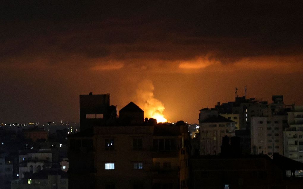 Rook en vuur boven Gaza-Stad. beeld AFP, MOHAMMED ABED