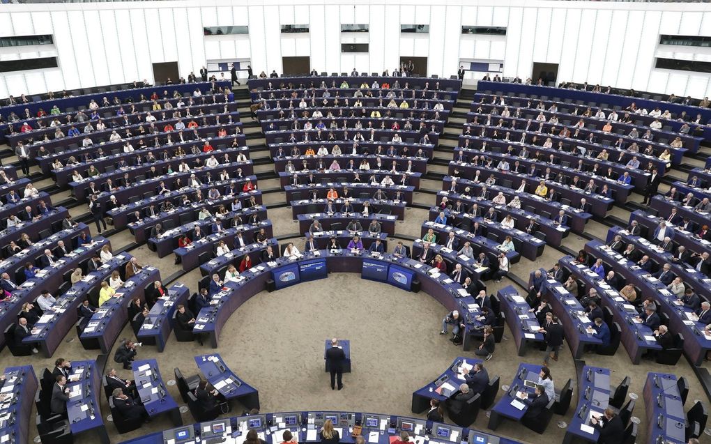 De Duitse bondskanselier Olaf Scholz spreekt het Europees Parlement in Straatsburg toe. beeld EPA, JULIEN WARNAND