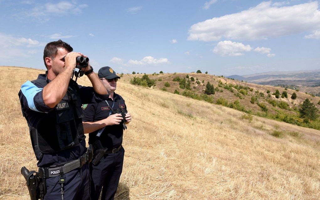 Een Albanese grenswacht. Beeld ter illustratie. beeld AFP, Gent Shkullaku