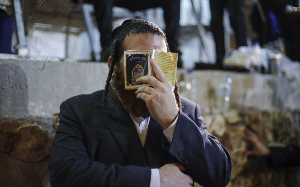 Een ultraorthodoxe jood bidt bij het graf van rabbijn Shimon Bar Yochai op de berg Meron in het noorden van Israël. beeld AFP, Jalaa Marey