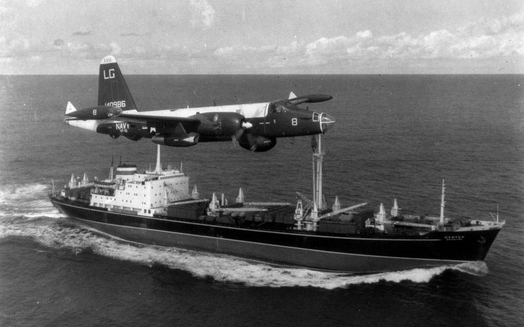 Een Amerikaans vliegtuig begeleidt een Sovjet-vrachtschip dat op 5 december 1962 met 12 bommenwerpers aan boord de Cubaanse havenstad Nuevitas verlaat. beeld Wikimedia