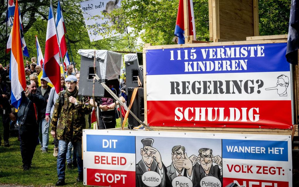 Een protest begin deze week op de Koekamp in Den Haag. De demonstranten eisen onder meer dat premier Rutte opstapt. beeld ANP, Robin Utrecht