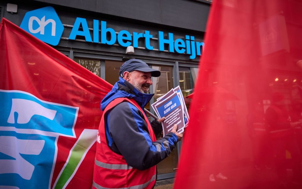 Medewerkers van een distributiecentrum van Albert Heijn demonstreerden eind april voor een filiaal van AH in Zaandam. beeld ANP, Phil Nijhuis