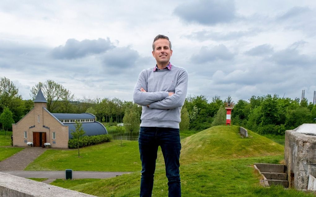 Directeur Stef Traas van het Bevrijdingsmuseum Zeeland met op de achtergrond het noodkerkje van Ellewoutsdijk. beeld Dirk-Jan Gjeltema