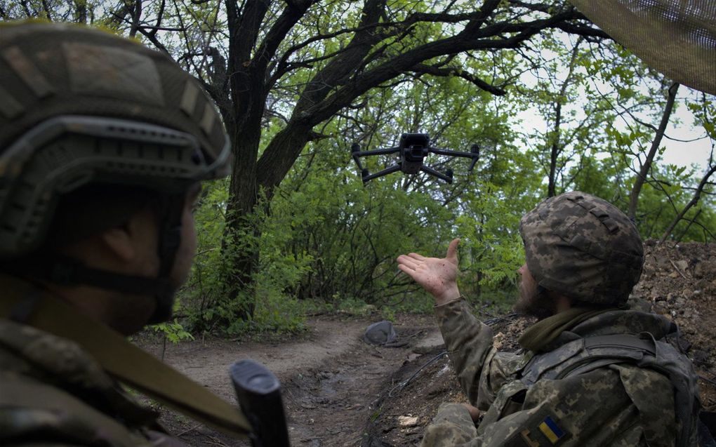 Oekrainse militairen met een drone in de buurt van Bachmoet. beeld AFP, Sergey SHESTAK