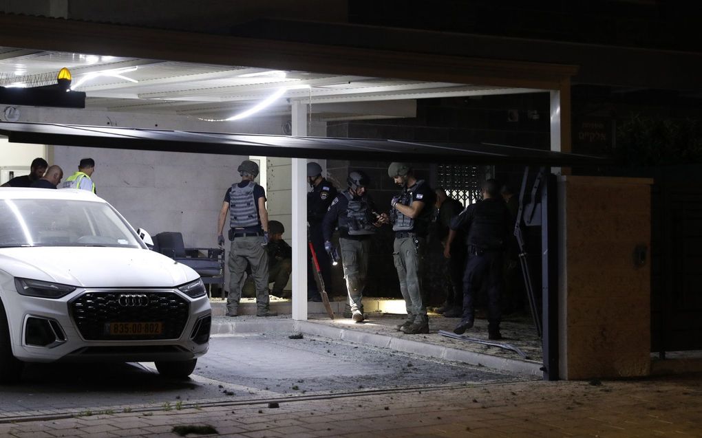 Israëlische veiligheidstroepen inspecteren een woning in Sderot na een raketaanval vanuit de Gazastrook. beeld EPA, Atef Safadi