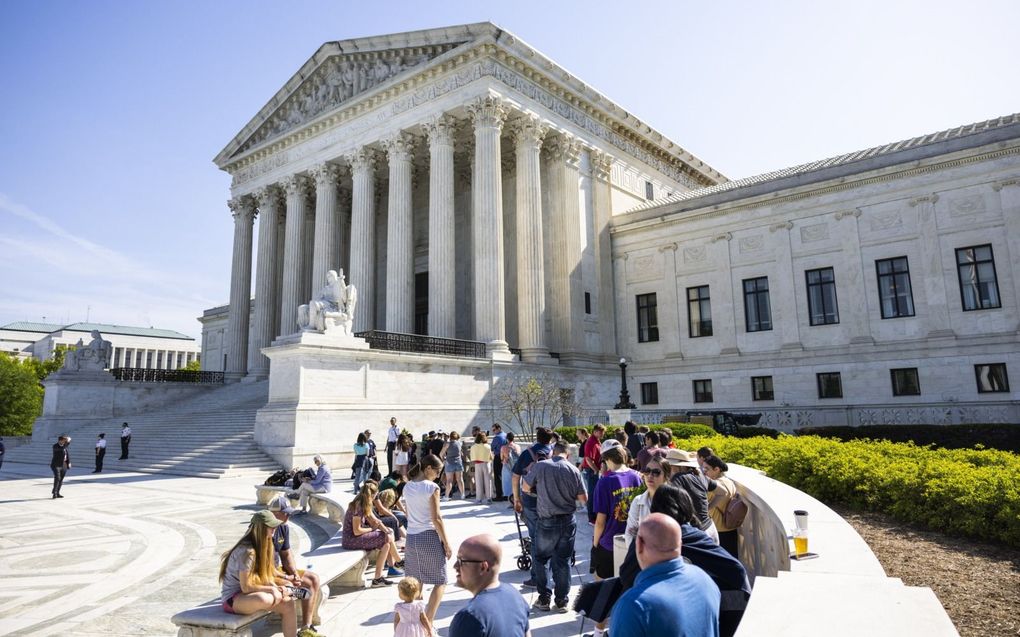 Toeristen zitten en staan bij de ingang van het hooggerechtshof in Washington. beeld EPA, Jim Lo Scalzo