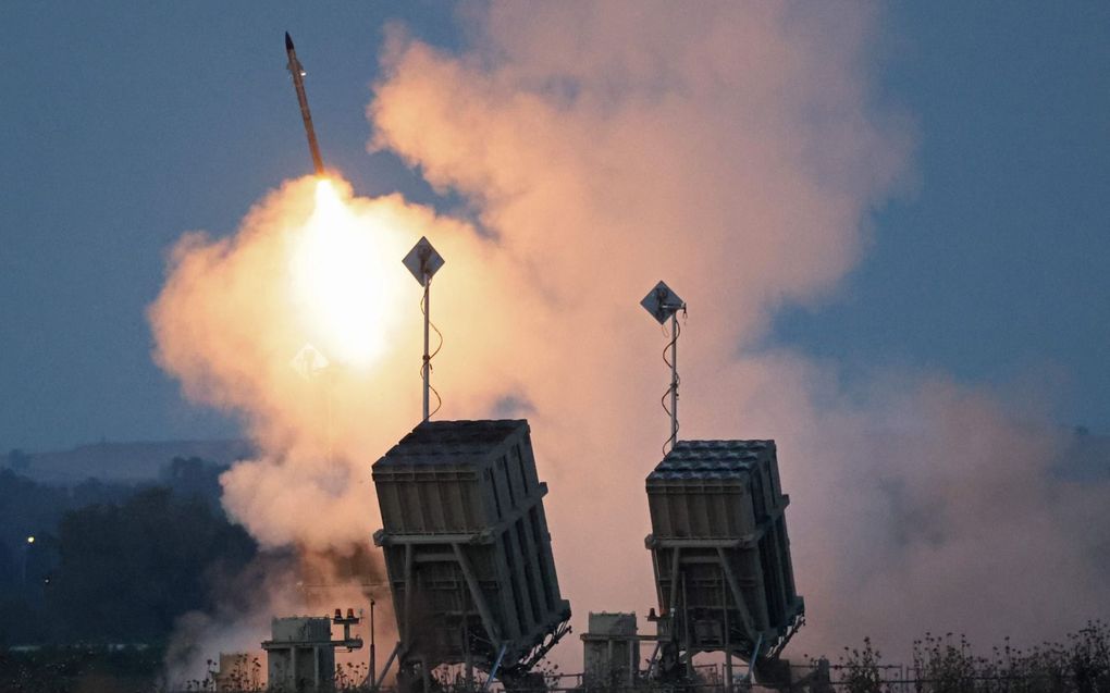 Het Iron Dome luchtafweersysteem onderschept Palestijnse raketten die vanuit de Gazastrook op Israël worden afgevuurd. beeld AFP, Jack Guez