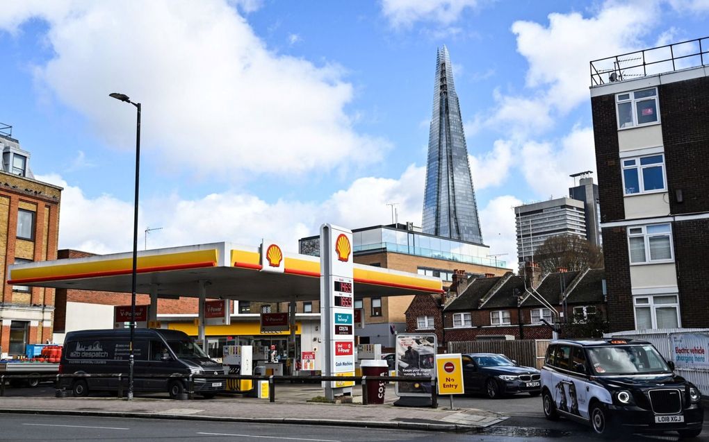 De UvA kondigde in februari aan geen nieuwe samenwerkingen aan te gaan met Shell. Foto: een pompstation van Shell in Londen. beeld AFP, Justin Tallis