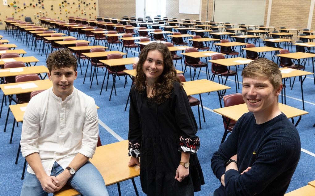 Vwo 6-leerlingen Jan-Martien van der Have, Lydia van ’t Hul en Harmen-Jan Kloosterman (v.l.n.r.) maken donderdag het examen Duits. beeld RD, Anton Dommerholt