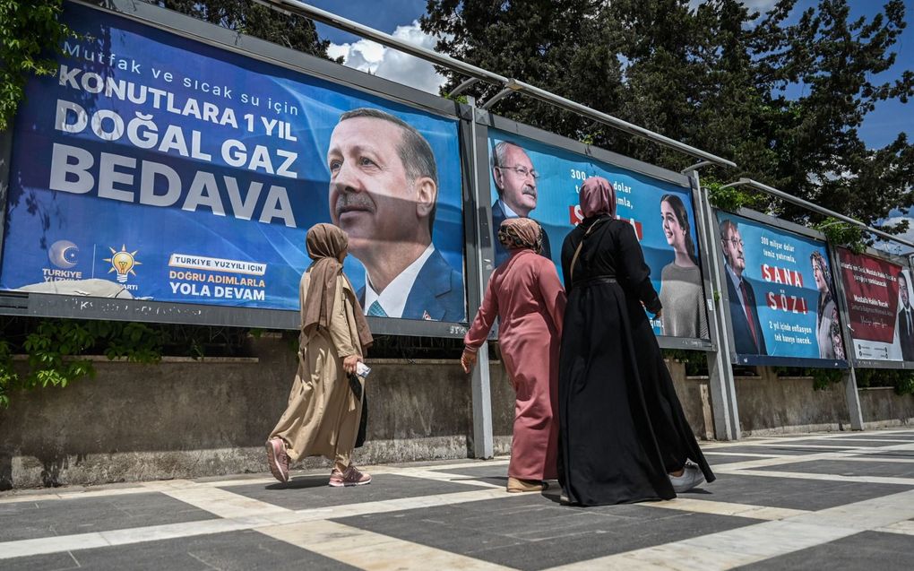 Verkiezingsposters met het portret van de Turkse president Recep Tayyip Erdogan (l.) en zijn belangrijkste uitdager, Kemal Kilicdaroglu. beeld AFP, Ozan Kose