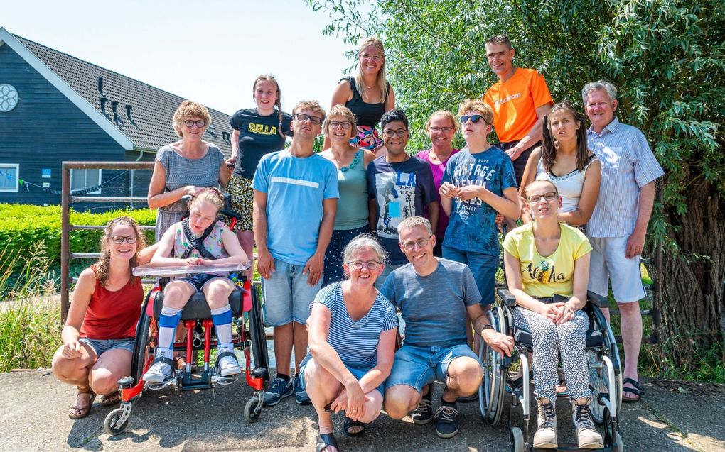 Jaarlijks gaan 400 mensen met een beperking op vakantie met Dit Koningskind. Op de foto: een groep in Ouderkerk aan den IJssel.  beeld Willem Jan de Bruin