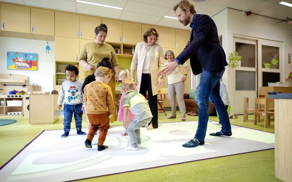 De ministers Van Gennip (m.) en Wiersma (r.) bezochten maandag een kinderopvangorganisatie in Baarn. Donderdag kreeg Van Gennip de Staat van het Gezin overhandigd waarin ondersteuning van ouders wordt bepleit. beeld ANP, Robin van Lonkhuijsen