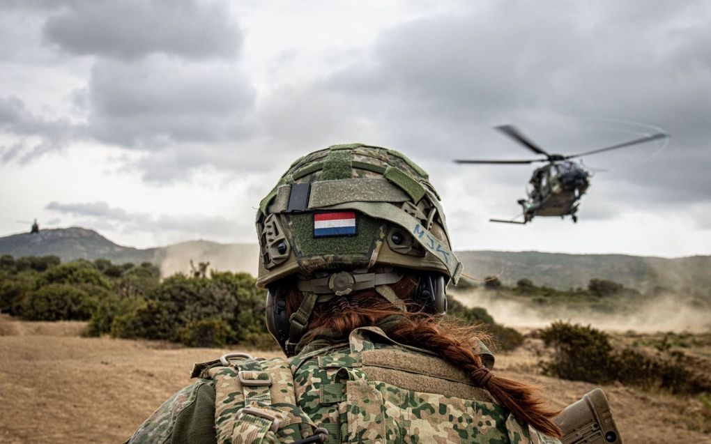 Een Nederlandse militair oefent op Sardinië voor een eventueel conflict met Rusland tijdens de NAVO-oefening Noble Jump. beeld Martin Glinker