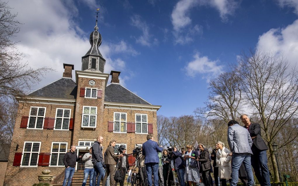 LTO-voorzitter Sjaak van der Tak (op de rug gefotografeerd) staat de pers te woord na afloop van een gesprek over het landbouwakkoord in Kasteel de Essenburgh in Hierden. beeld ANP, Sem van der Wal