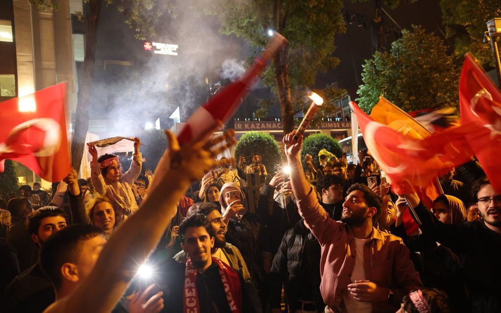 Aanhangers van Erdogan in Istanbul. beeld EPA, TOLGA BOZOGLU