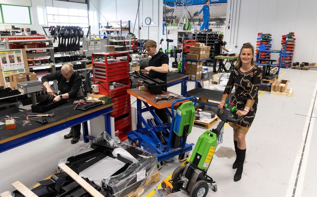 Directeur Iris van Ravenswaaij (r.) laat een van de elektrische trekhulpen van Movexx zien in de montageruimte van het bedrijf in Veenendaal. beeld RD, Anton Dommerholt