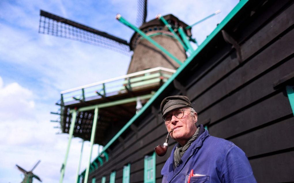 Piet Kempenaar (1950) uit Westzaan is al 42 jaar de molenaar van De Kat. De molen werd in 1960 voorzien van het zogenoemde „bovenachtkant” van verfmolen De Duinjager, elders uit Zaandam. beeld AFP, Kenzo Tribouillard