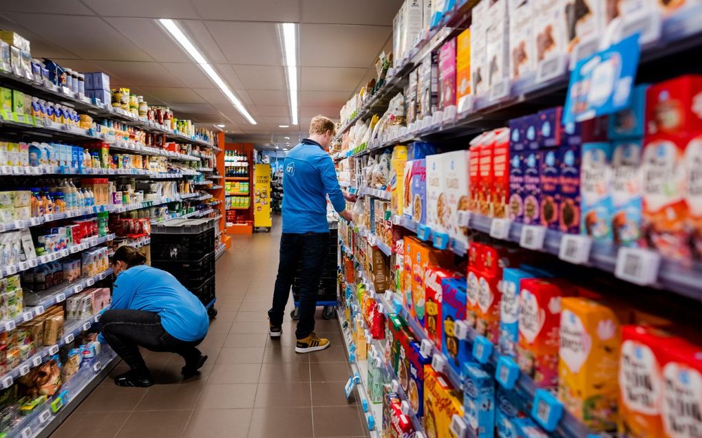 De FNV hoort vaak van jongeren dat ze in de supermarkt niet worden doorbetaald als ze langer door moeten werken. beeld ANP, Marco de Swart