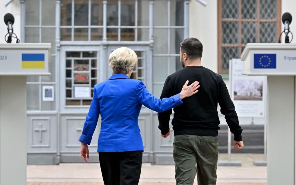 De Oekraïense president Volodymyr Zelensky met de voorzitter van de Europese Commissie, Ursula von der Leyen, 9 mei in Kyiv. beeld AFP, Sergei Supinsky