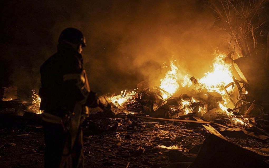 Bij de uitzonderlijk zware Russische luchtaanval op Kyiv zijn achttien raketten onderschept. Op de grond brak brand uit. beeld EPA, State Emergency Service