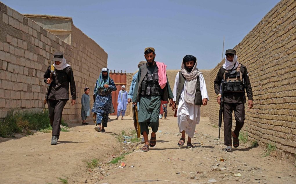 Taliban arriveren in april in het dorp Sher Surkh om een papaverplantage te vernietigen. De taliban bestempelde het telen van papaver als „strikt verboden.” beeld AFP, Sanaullah Seiam