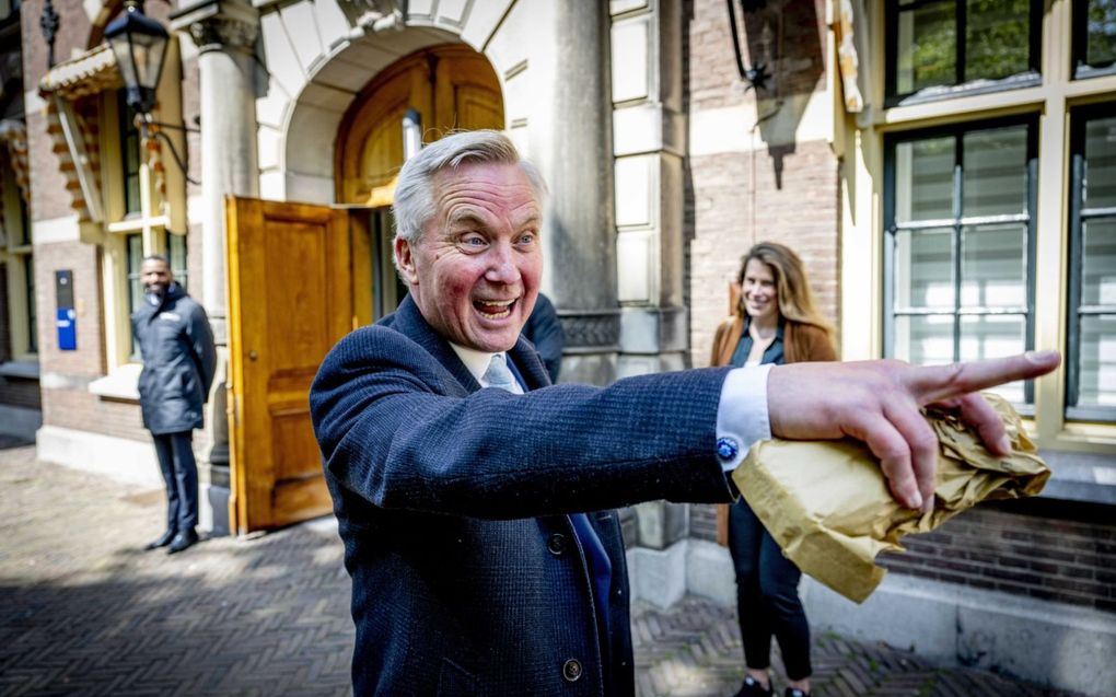 Staatssecretaris Van der Burg dinsdagmiddag bij aankomst op het Binnenhof voor een nieuw bewindspersonenoverleg over het beheersbaar houden van de asielinstroom. beeld ANP, Robin Utrecht