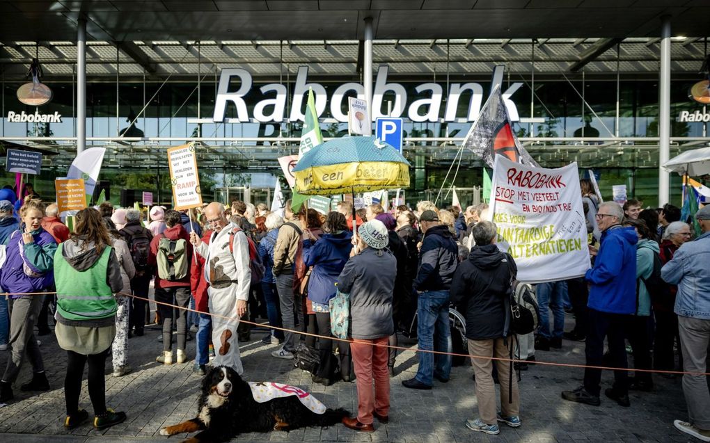 Klimaatactivisten voeren actie bij het hoofdkantoor van de Rabobank in Utrecht voorafgaand aan de vergadering van de certificaathouders. beeld ANP, Robin van Lonkhuijsen