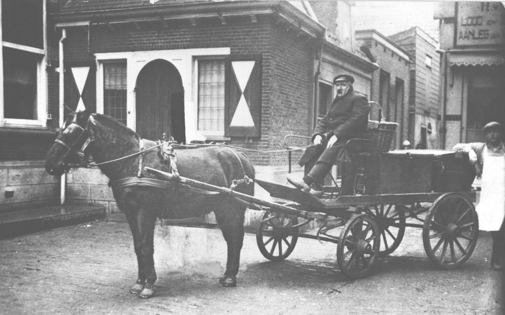 Overgrootvader Arnold Bartels met zijn broodwagen, circa 1928. beeld uit "Brood op de plank"