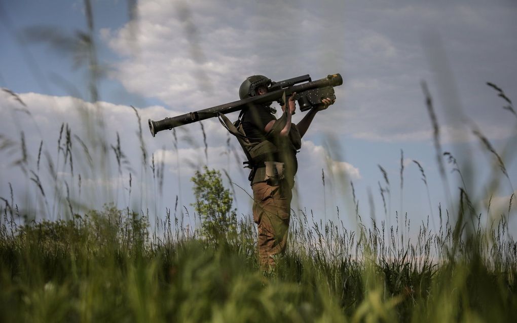 Een Oekraïense militair richt zijn Stinger-raketwerper in de regio Donetsk. beeld EPA, OLEG PETRASYUK