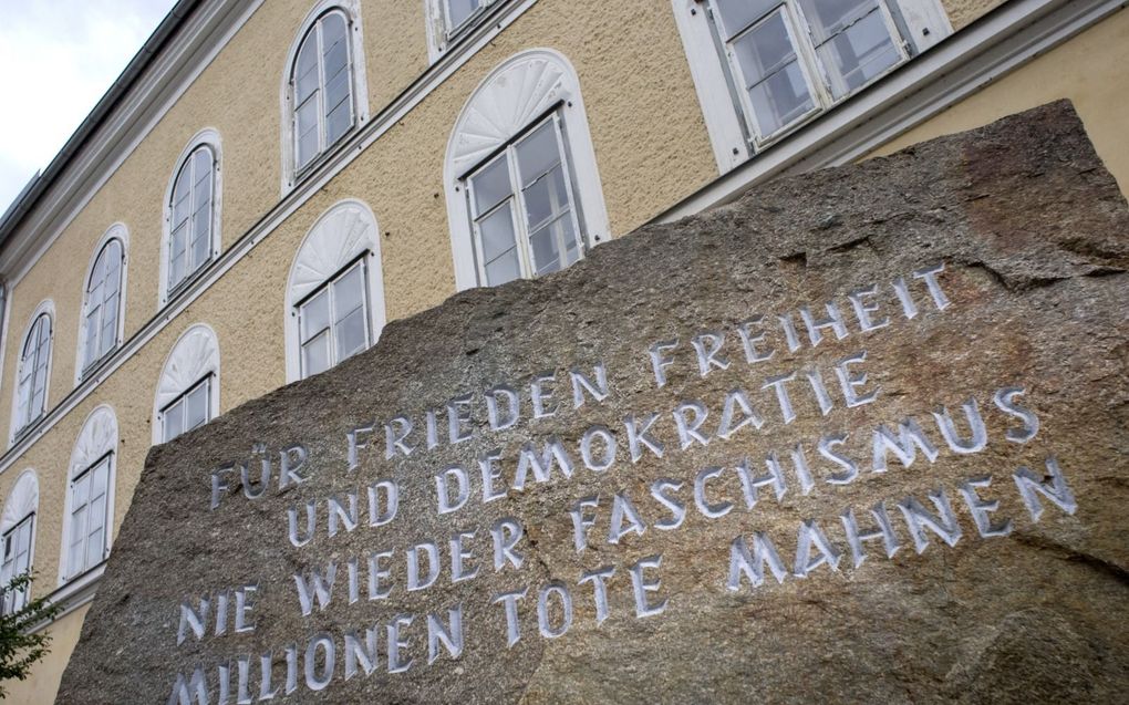 Steen bij het geboortehuis van Adolf Hitler in Braunau Am Inn, Oostenrijk. ”Voor vrede, veiligheid en democratie: nooit meer fascisme”. beeld AFP, Joe Klamar