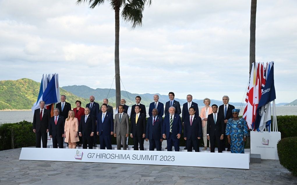 Leiders en afgevaardigden van G7 en Outreach leden poseren voor een groepsfoto in het Grand Prince Hotel Hiroshima tijdens de G7 Hiroshima Summit in Hiroshima, Japan. beeld EPA